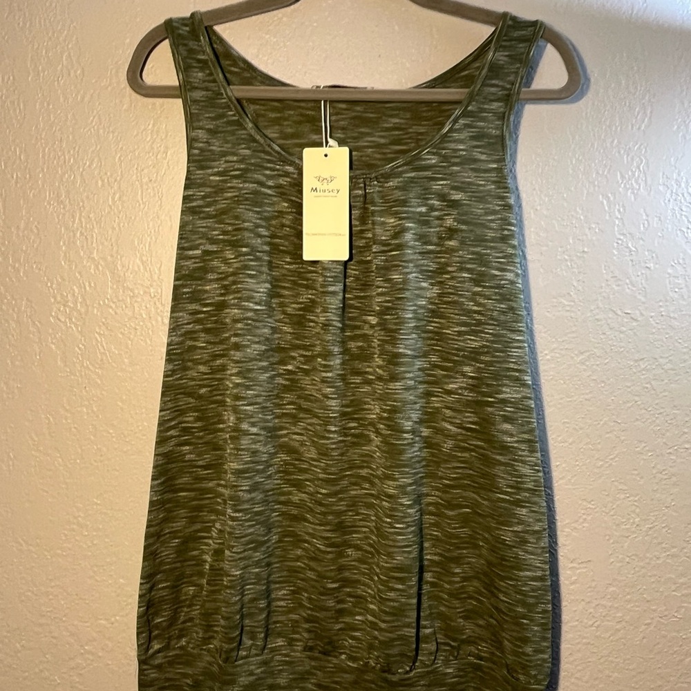 Green Midi Dress with Tank Top Style and Scoop Neck SZ L Grainy Flowy Print NWT